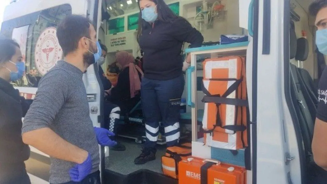 Kavşakta 2 otomobil çarpıştı, anne, baba ve 2 çocuğu yaralandı