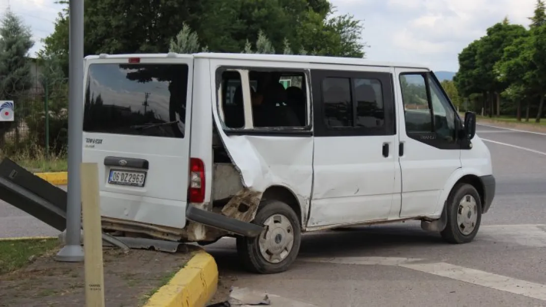 Kavşakta minibüs ile hafif ticari araç çarpıştı