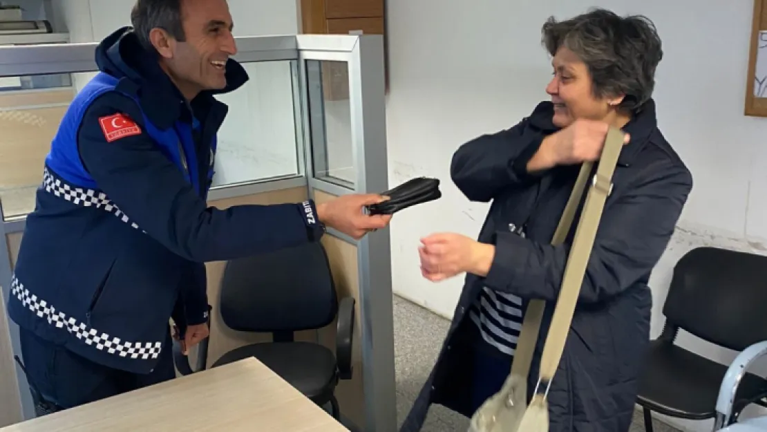 Kayıp cüzdan sahibine ulaştırıldı
