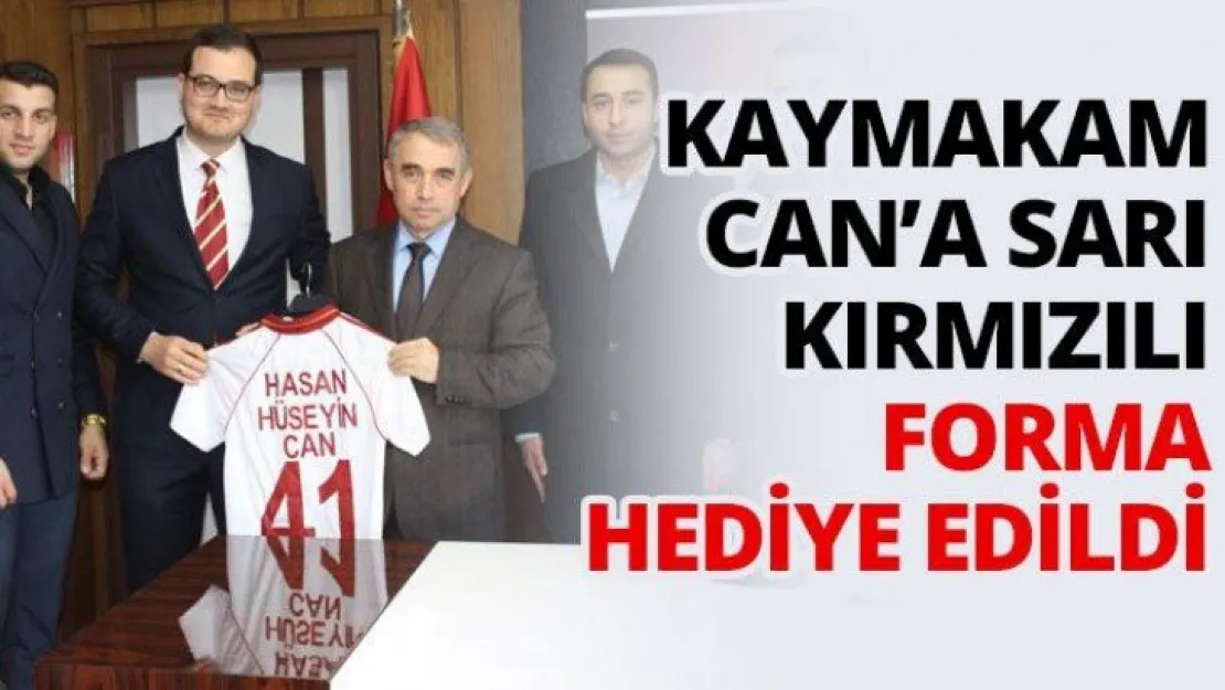 Kaymakam Can'a sarı kırmızılı forma hediye edildi