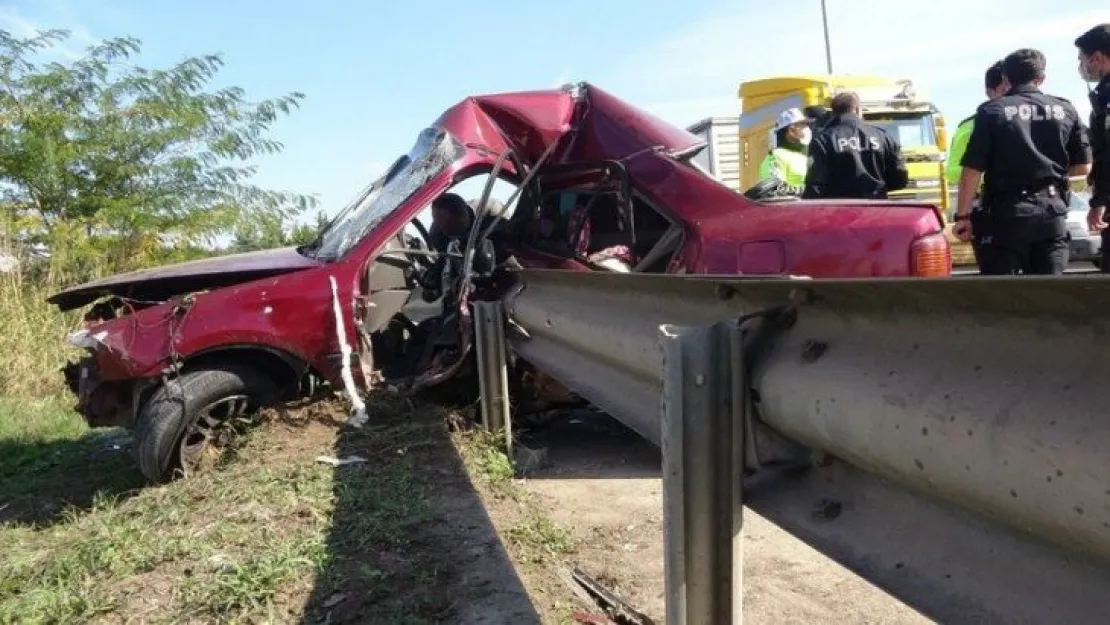 Kaza yapan otomobil bariyere ok gibi saplandı: 1 yaralı