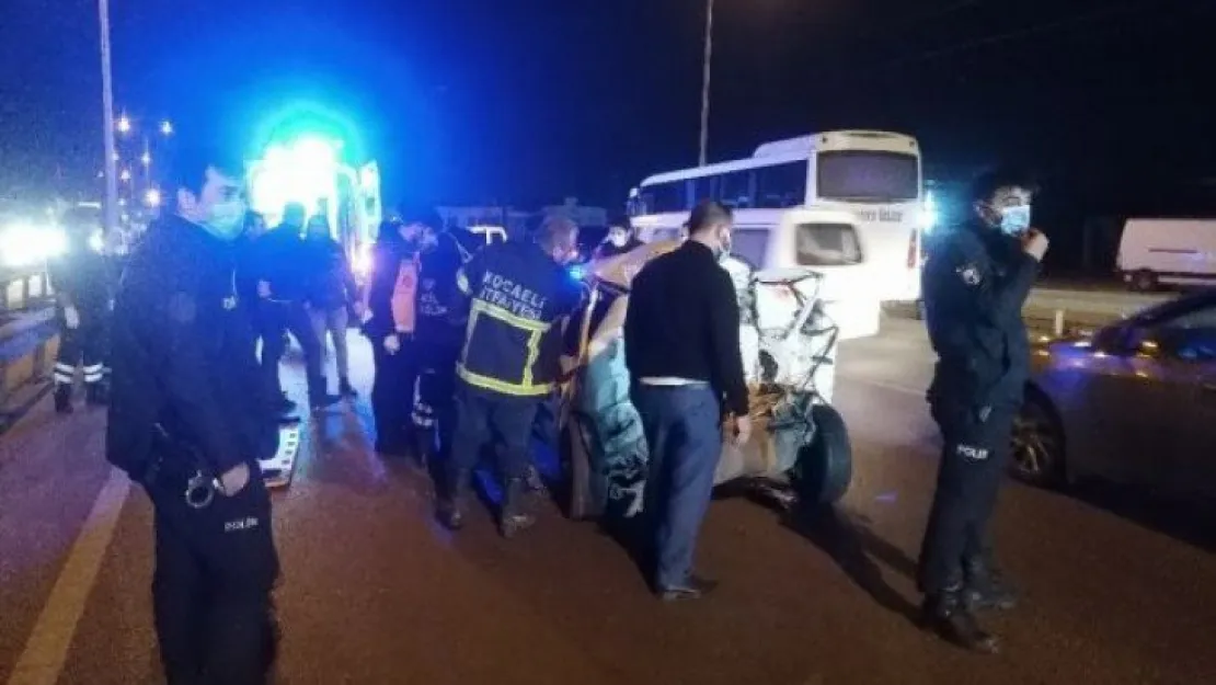 Kaza yapan sürücü otomobilde sıkıştı!  