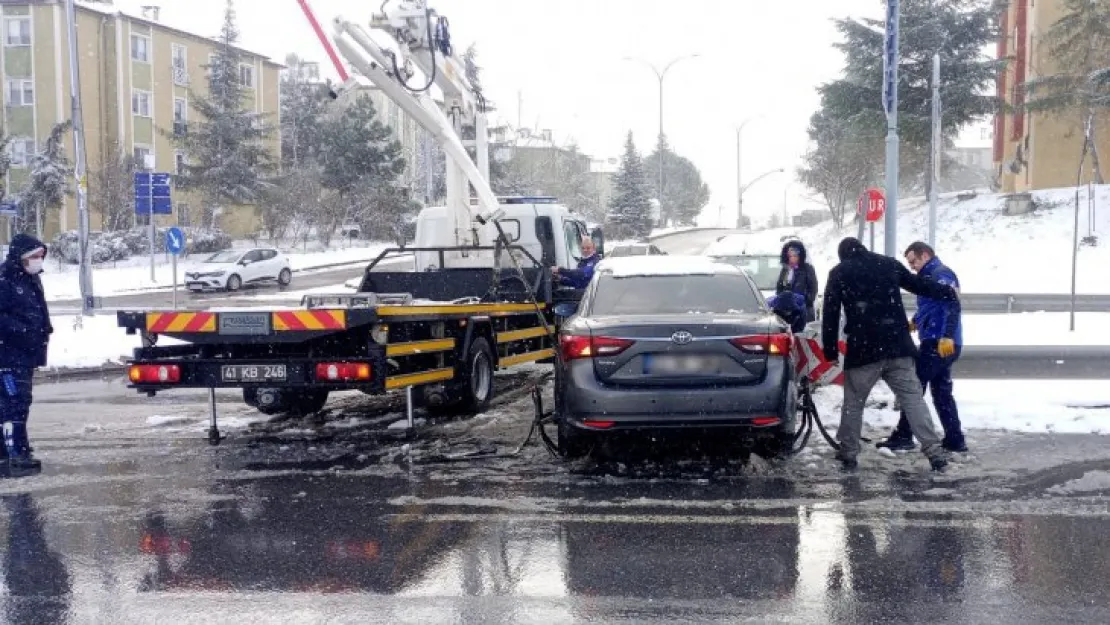 Kaza yapan sürücünün yardımına zabıta ekipleri yetişti