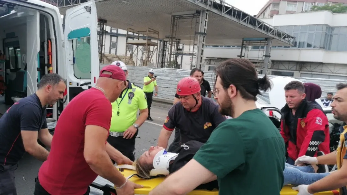 Otomobilde sıkışan kardeşleri itfaiye ekipleri kurtardı