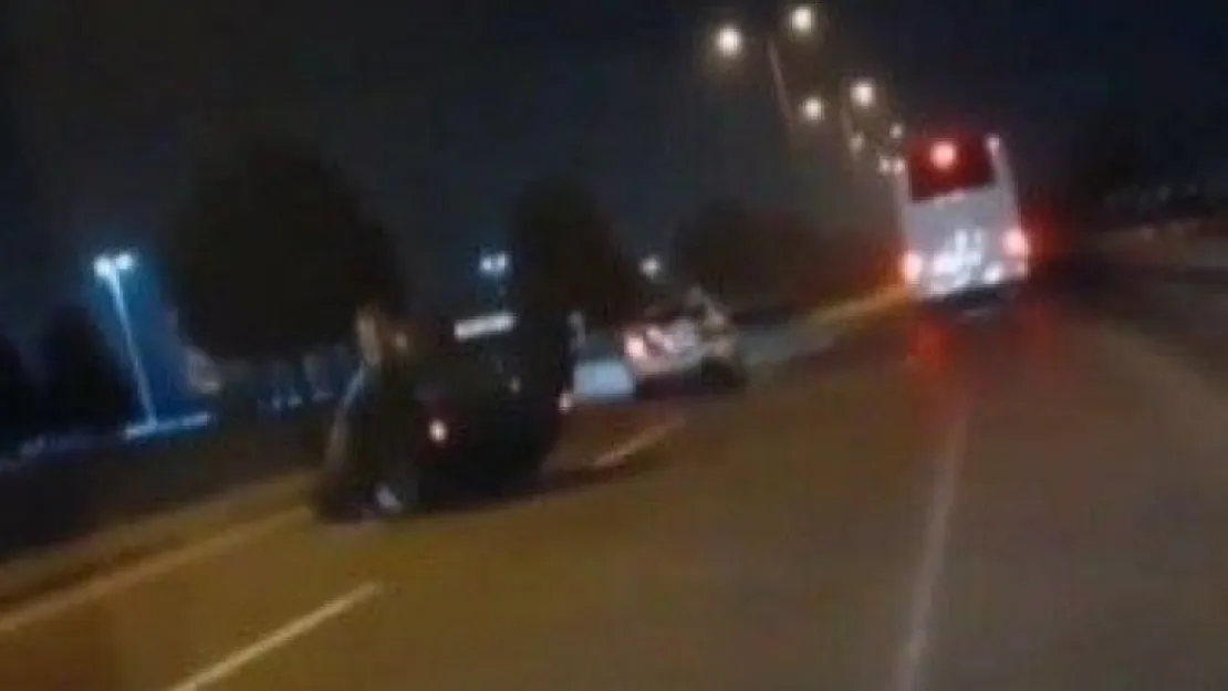 Kazayı izlemek için yavaşlayan otomobile otobüs çarptı