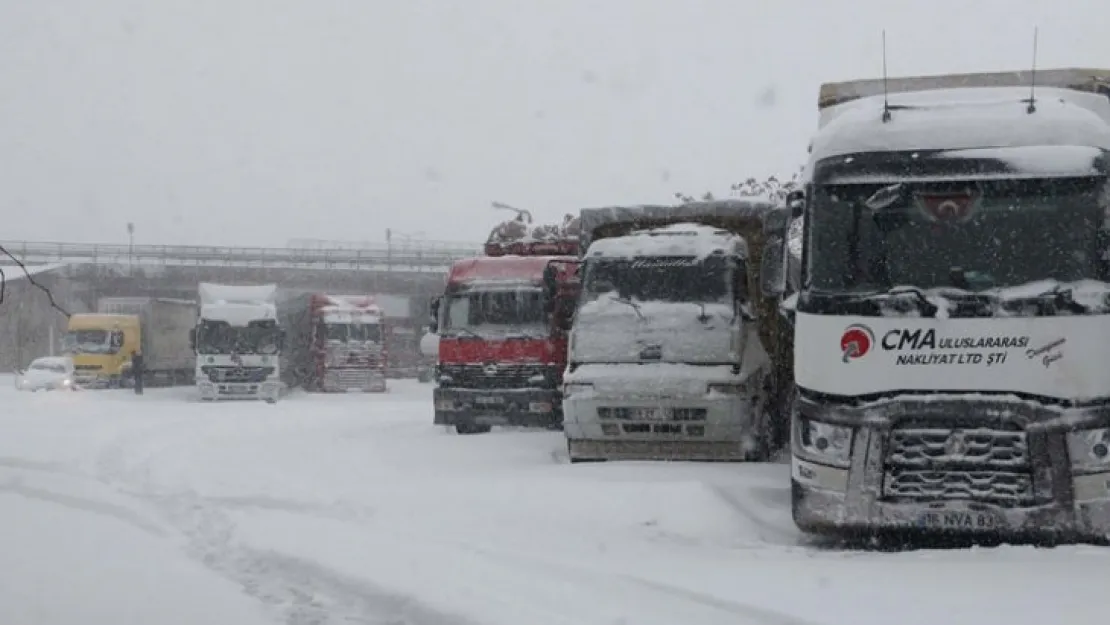 Sakarya'dan, İzmit ve İstanbul istikametine tüm araçlar için durduruldu