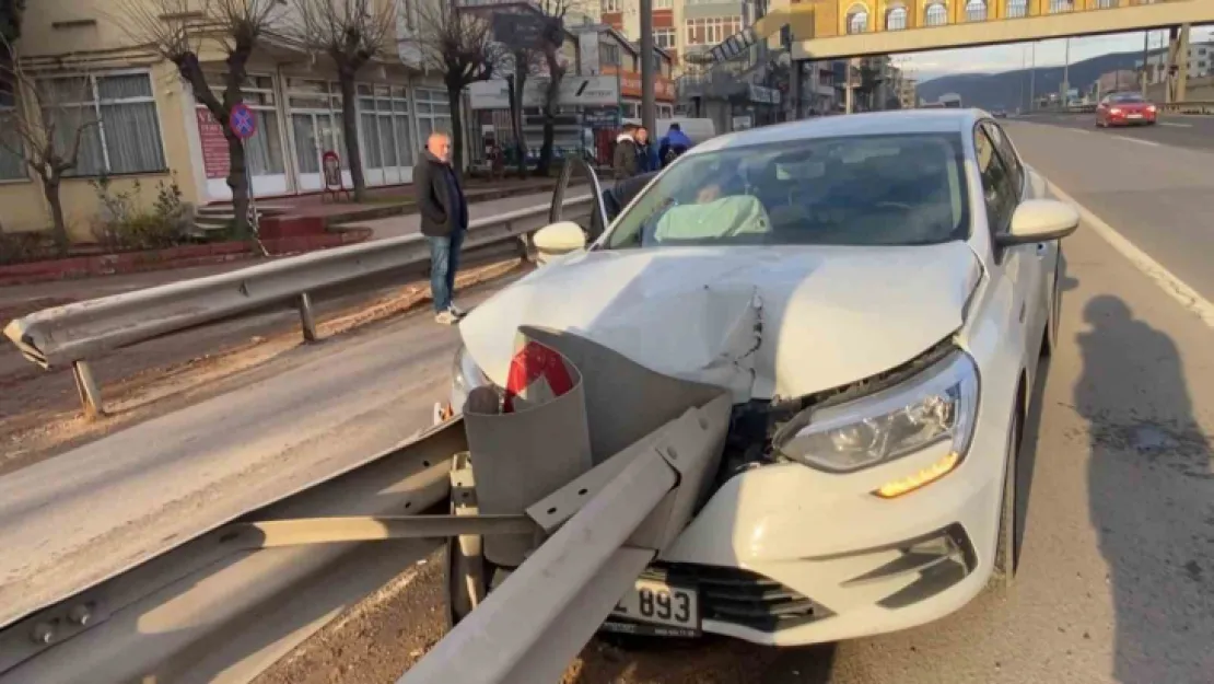 Kiralık otomobil bariyerlere çarptı!