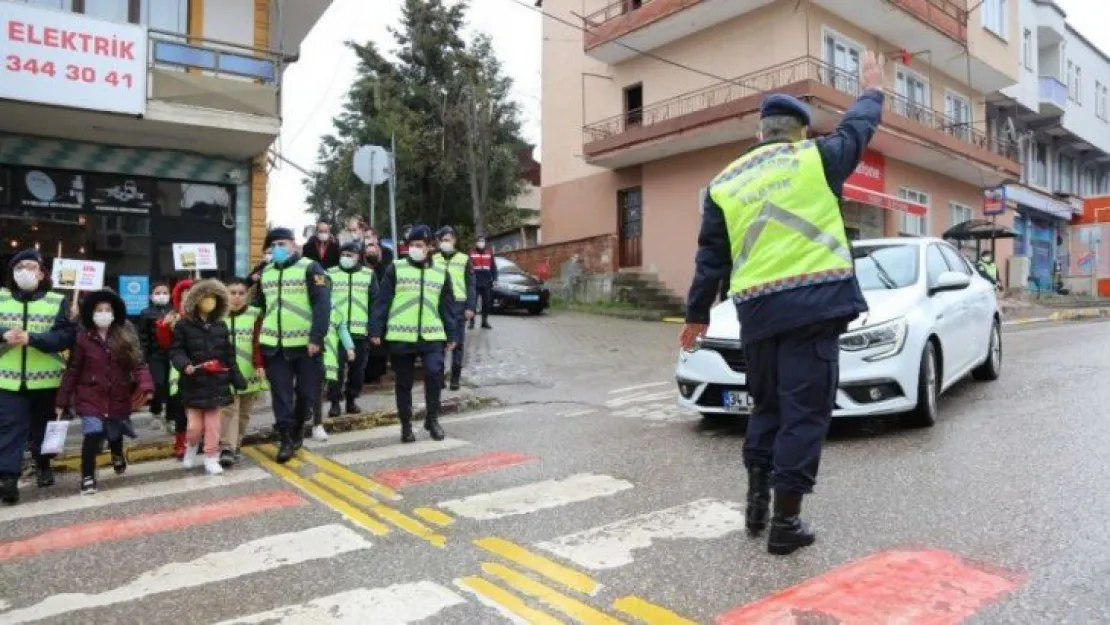 Kırmızı çizgi uygulamasına çocuklardan dövizli farkındalık