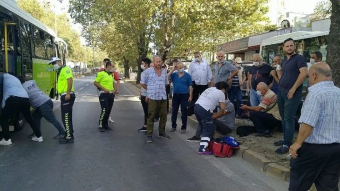 Kırmızı ışıkta bekleyen halk otobüsüne tır çarptı: 4 yaralı!