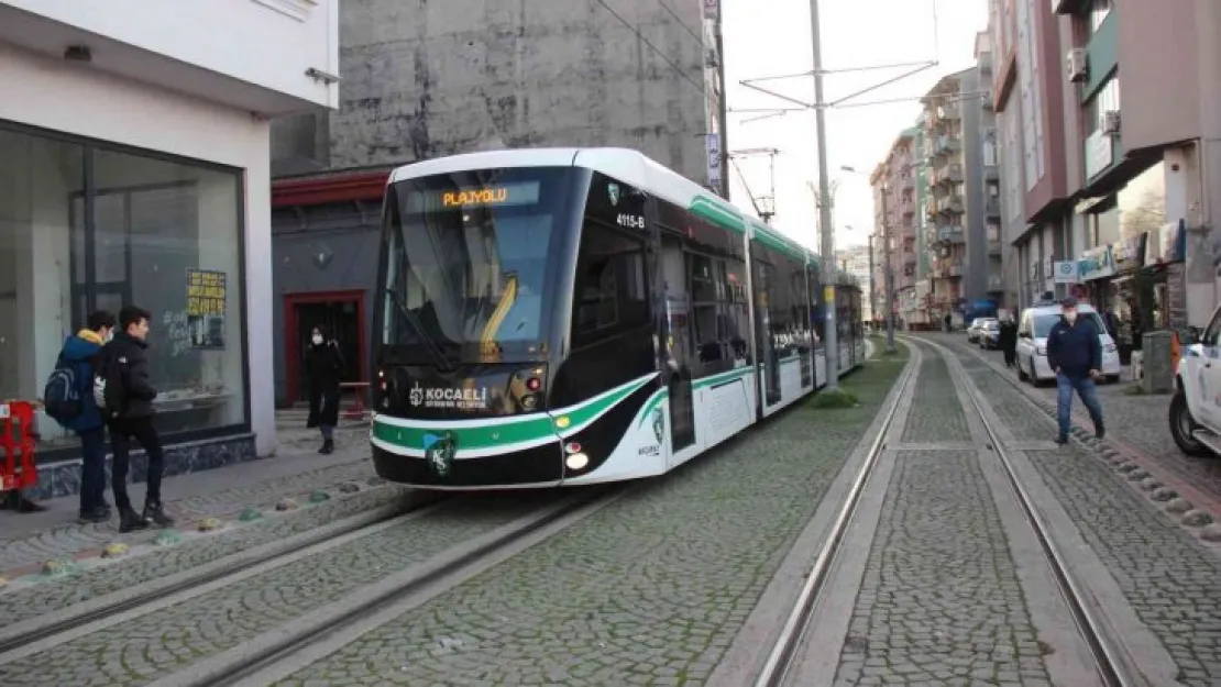 Otomobil, tramvaya böyle çarptı