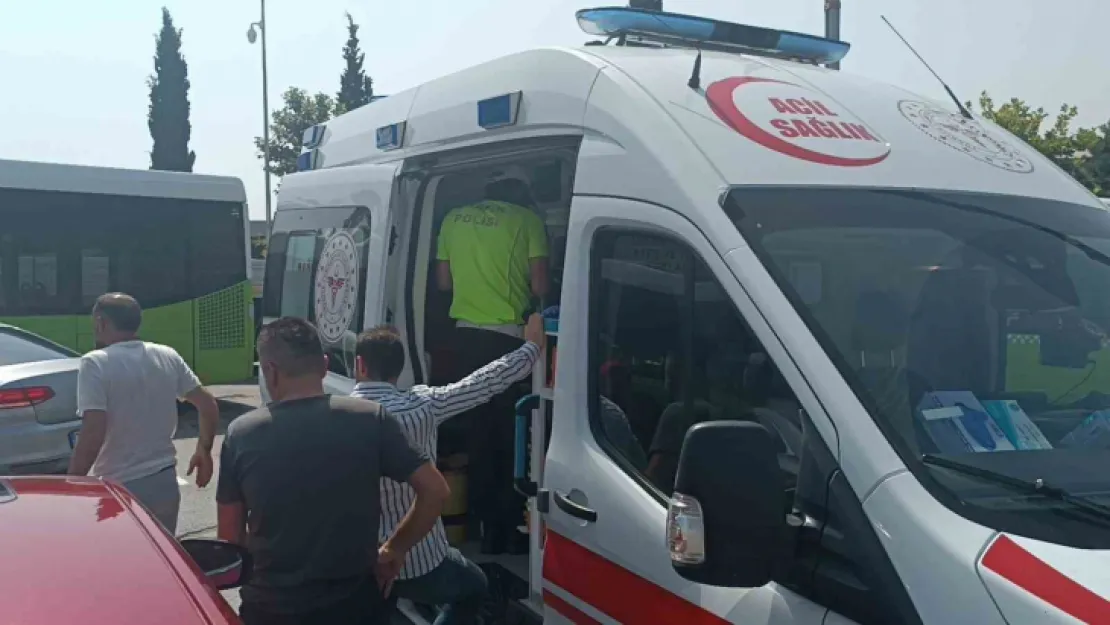Kocaeli'de otomobil halk otobüsüne çarptı, yaralılar var