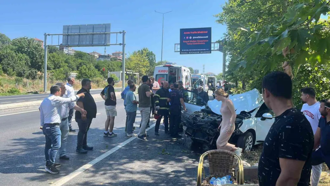 Otomobil yolun karşısına geçmek isteyen araca çarptı: 5 yaralı