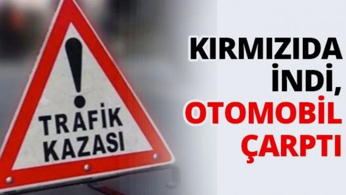 Kırmızıda indi, otomobil çarptı