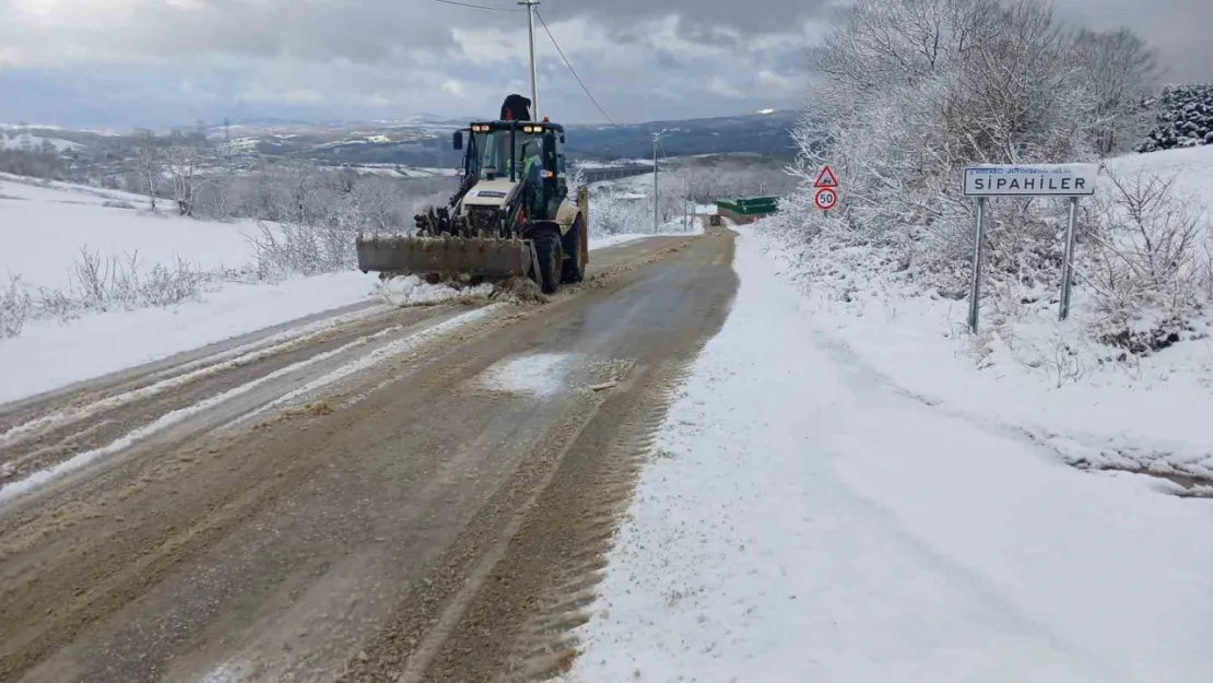 Kırsalda yolların kapanmaması için ekipler seferber