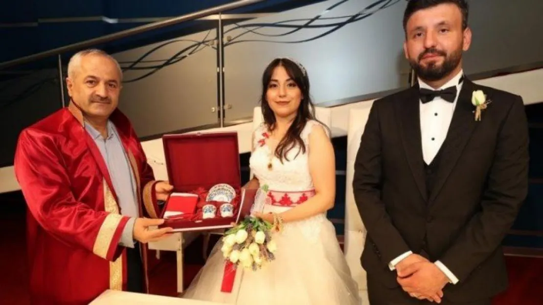 Kısıtlamasız cumartesi gününü fırsat bilen çiftler, nikah salonuna koştu