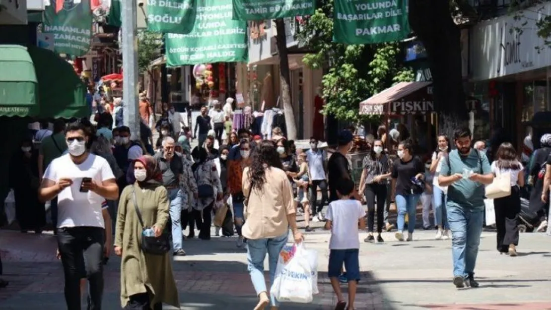 Kısıtlamasız ilk bayramı iple çekenler alışverişe koştu