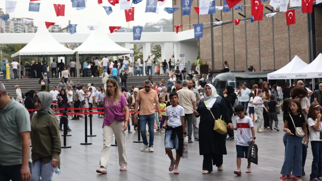 Kitap Fuarına ilgi salonlara sığmıyor