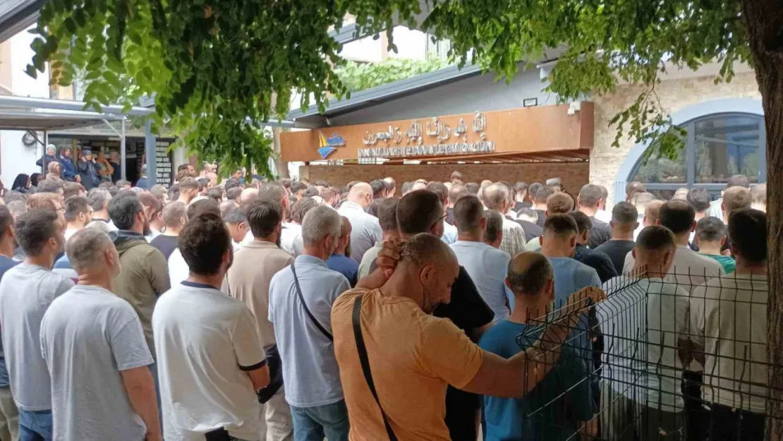 Eşinin gözleri önünde bıçaklanarak öldürüldü