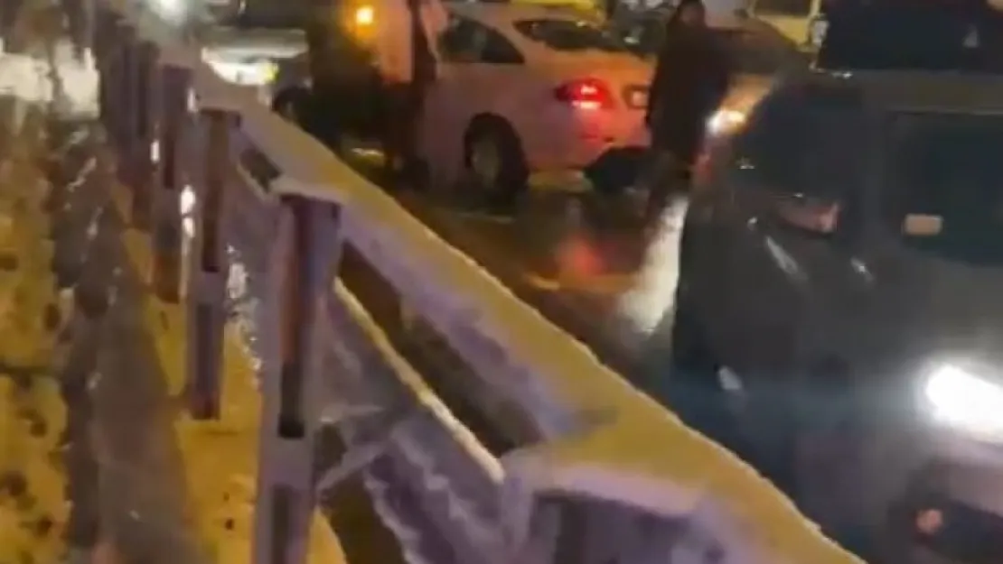 Kocaeli'de 10'dan fazla araç kazaya karıştı, D100 trafiğe kapatıldı