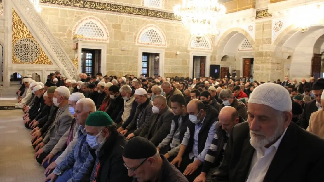 Kocaeli'de bayram namazında camiler doldu
