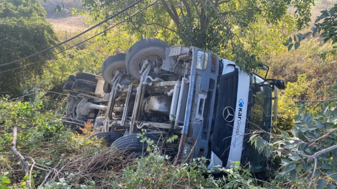 Kocaeli'de beton mikseri devrildi