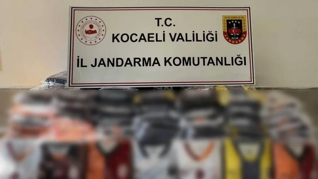 Kocaeli'de bin 206 kaçak futbol takımı forması ele geçirildi