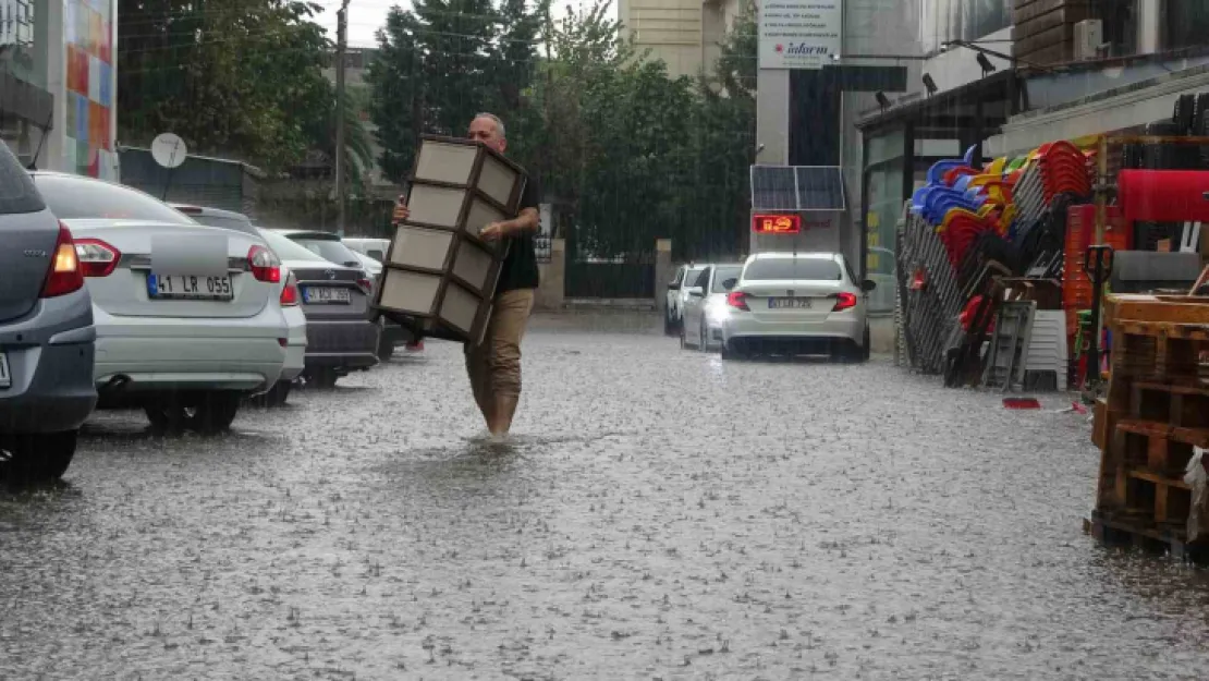 Kocaeli'de cadde ve sokaklar sular altında kaldı