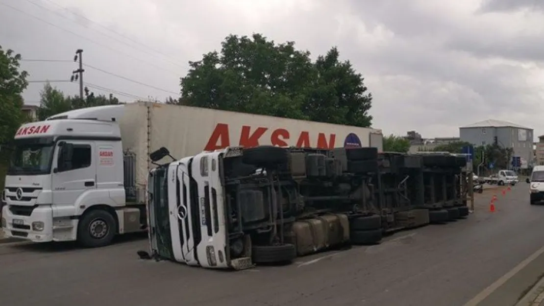 Kocaeli'de çikolata yüklü TIR devrildi!