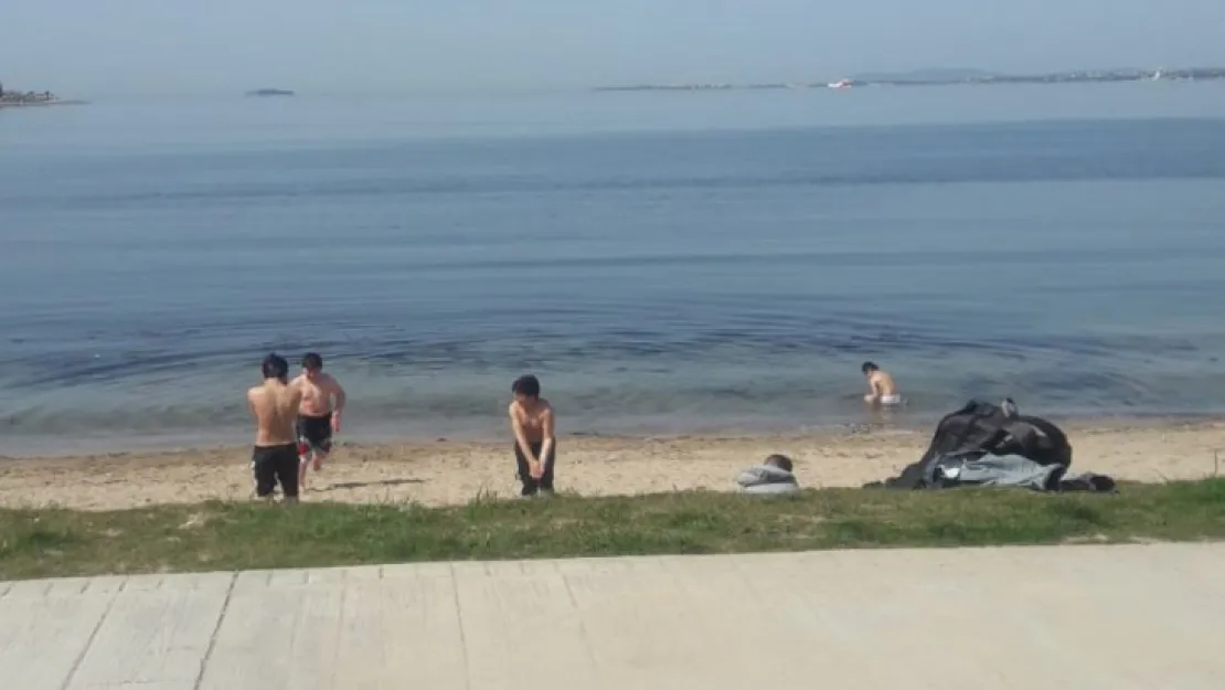 Kocaeli'de çocuklar denize girdi