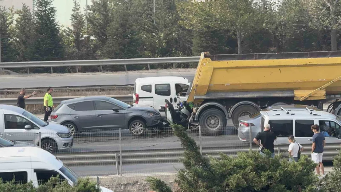Kocaeli'de feci kaza: Motosiklet sürücüsü kamyonla otomobil arasına sıkıştı