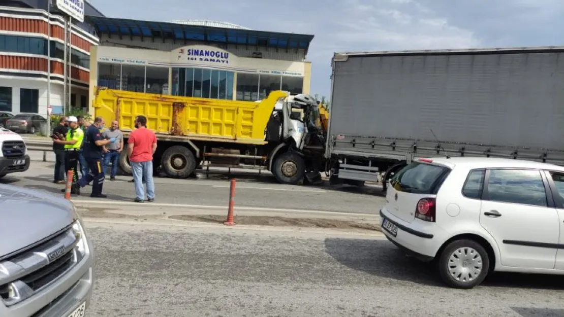 Kocaeli'de 3 araç birbirine girdi