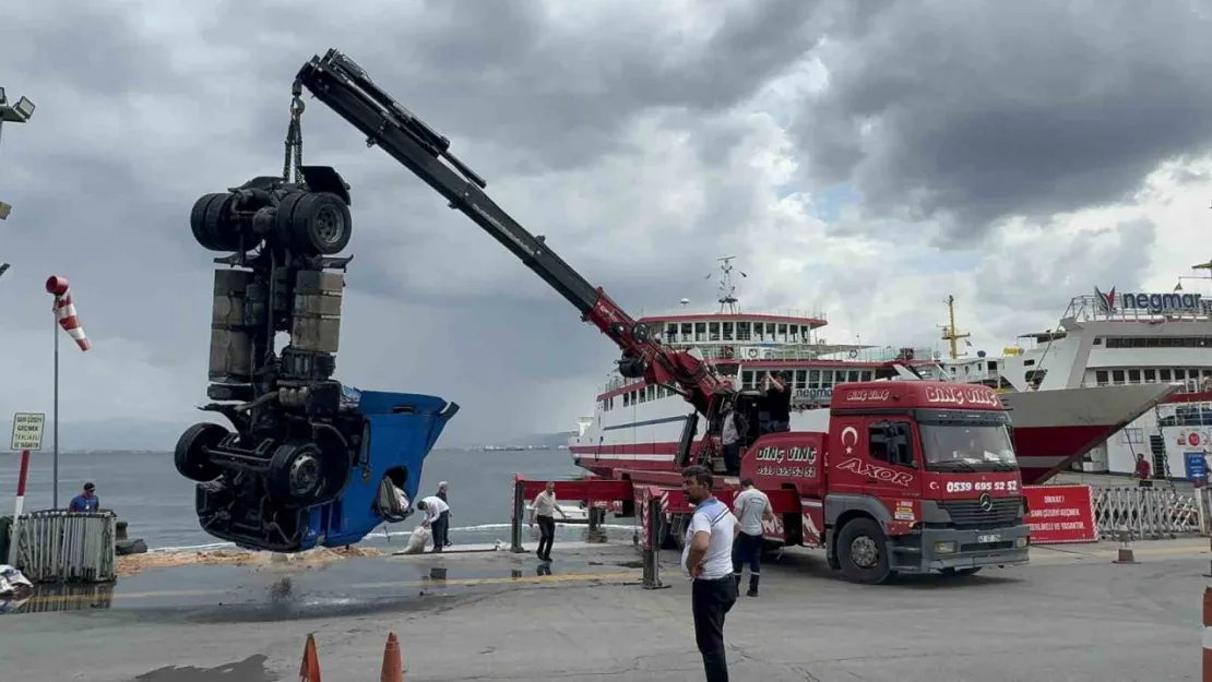 Kocaeli'de freni boşalan tır denize düştü