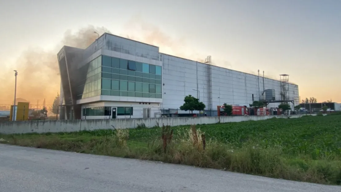 Kocaeli'de geri dönüşüm tesisindeki yangın söndürüldü