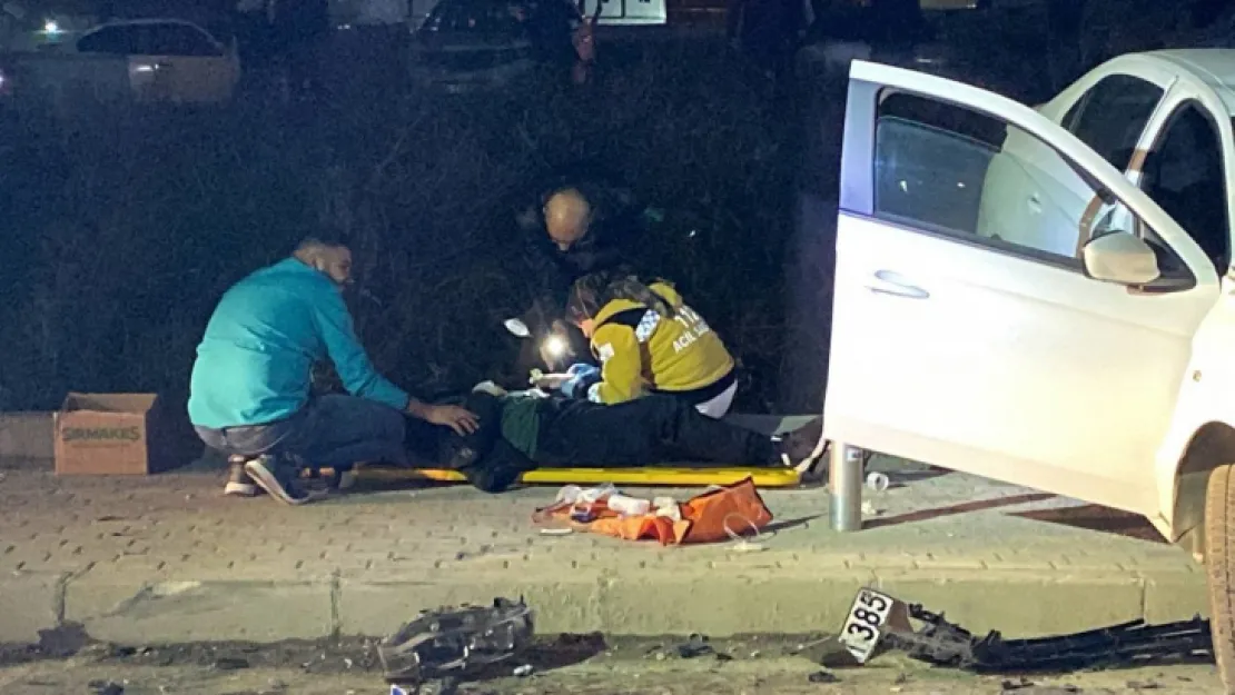 Kocaeli'de iki otomobil kafa kafaya çarpıştı