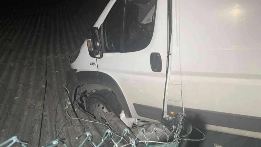 Minibüs deponun çatısına çarptı