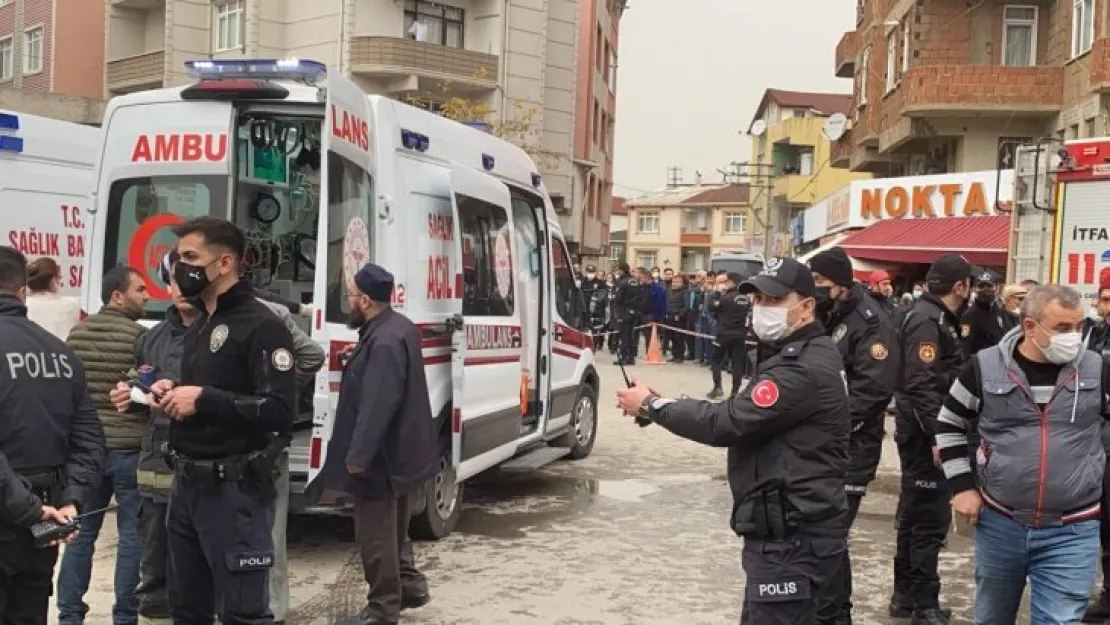 Kocaeli'de inşaat iskelesi çöktü, altında kalanlar var 
