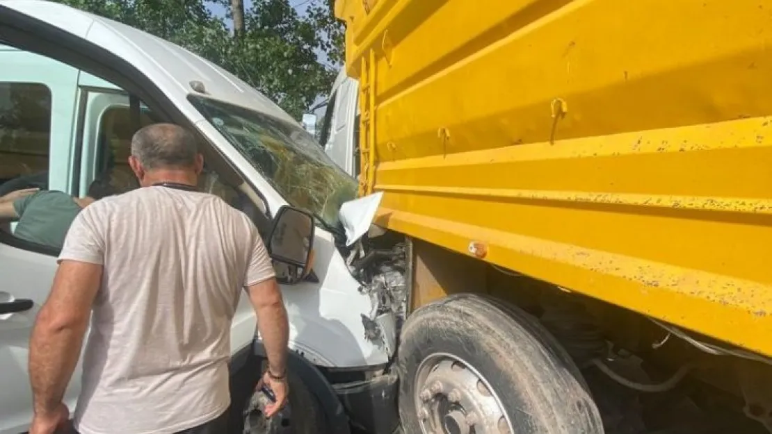 Kocaeli'de işçi servisi ile kamyon çarpıştı: 7 yaralı