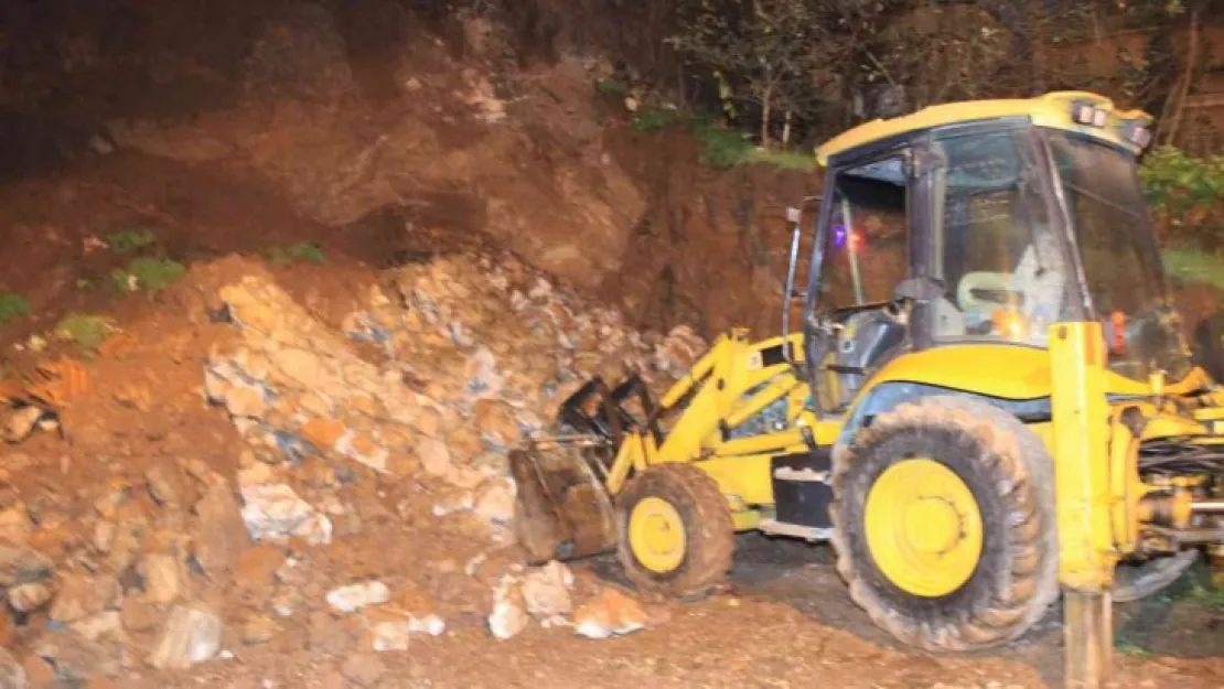 Kocaeli'de istinat duvarı yıkıldı, 2 ev boşaltıldı