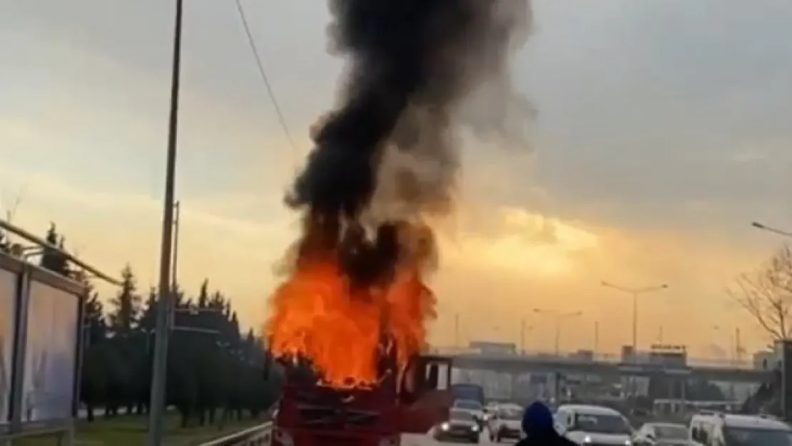 Kocaeli'de kamyon alev alev yandı