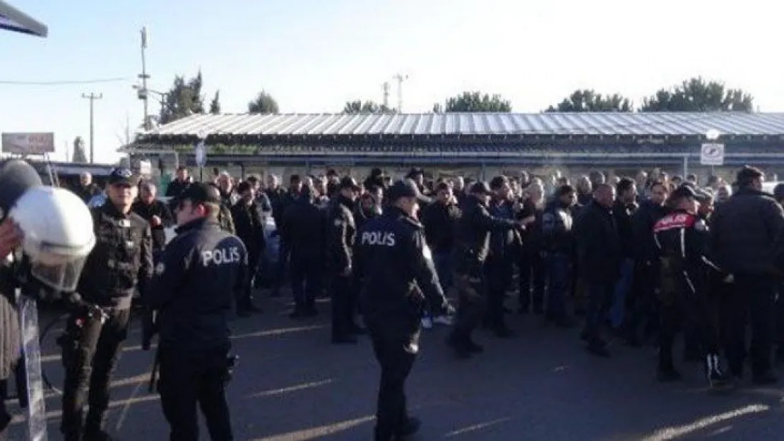 Kocaeli'de kamyonculardan eylem!