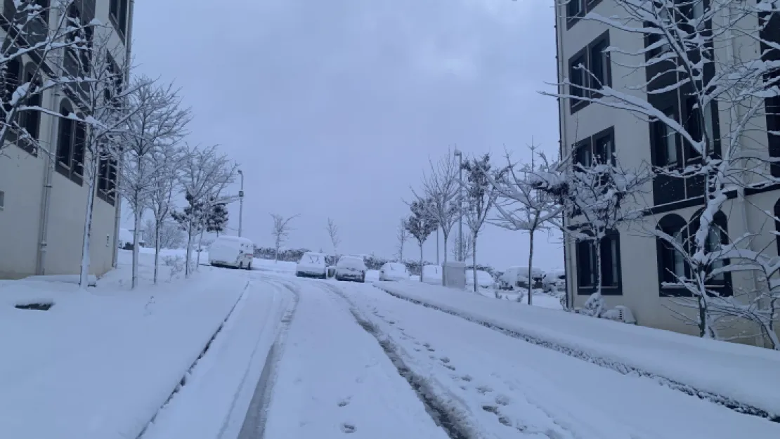 Kocaeli'de kar yağışı etkili oluyor