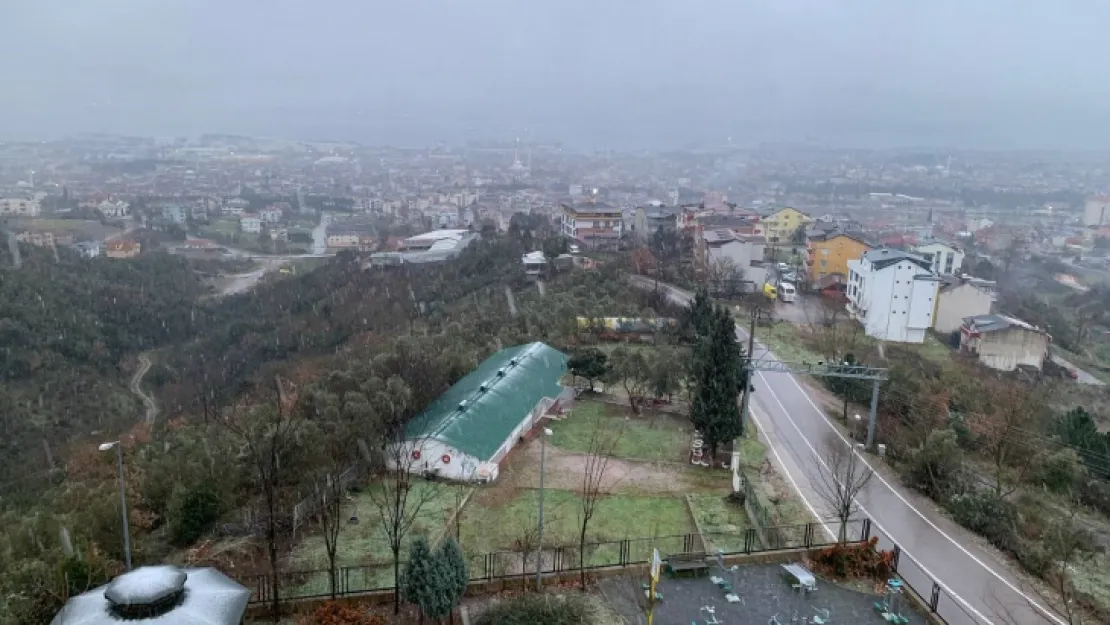 Kocaeli'de karla karışık yağmur etkili oluyor
