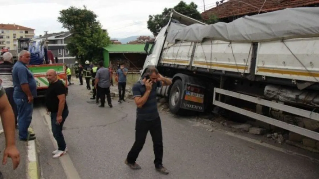 Kocaeli'de kontrolden çıkan TIR elektrik direğini yerinden kopardı!