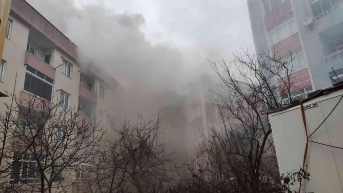 Korkutan yangın: 2 kişi dumandan etkilendi