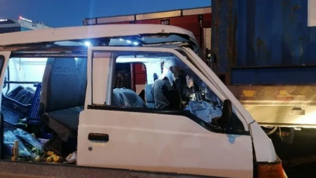 Kocaeli'de minibüs Tır'a çarptı!