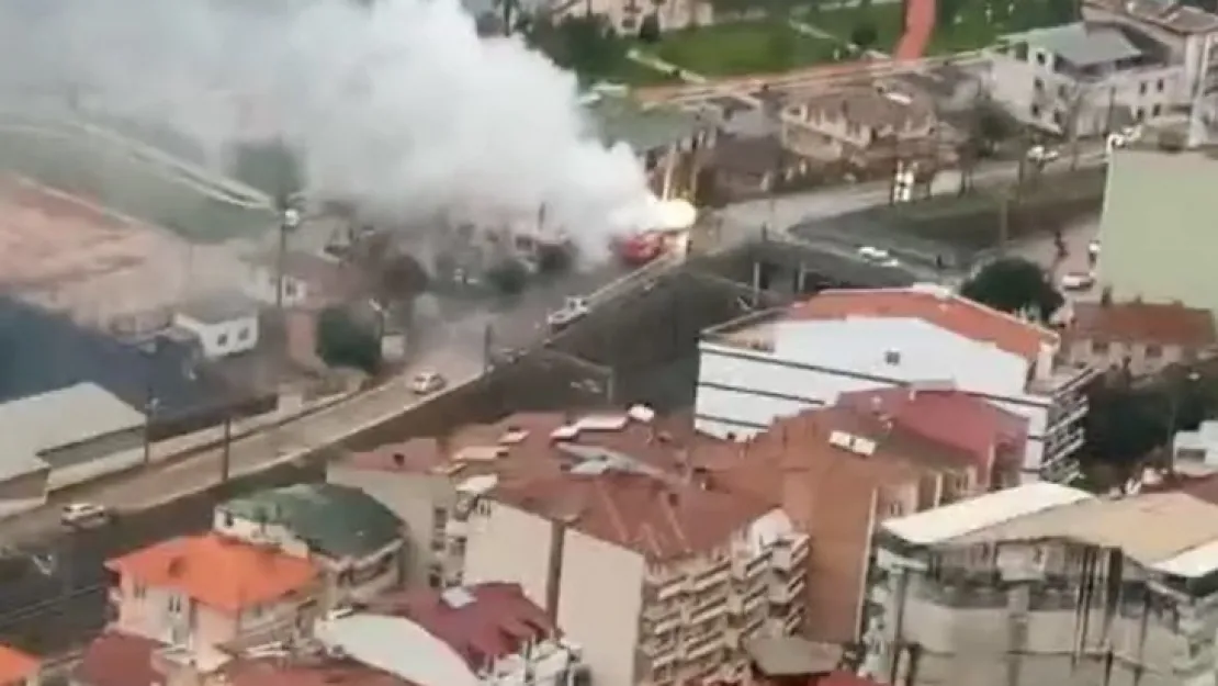 Kocaeli'de otomobil cayır cayır yandı