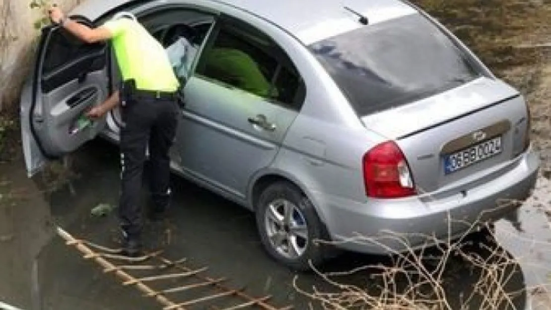 Kocaeli'de otomobil dere yatağına uçtu, sürücü bulunamadı
