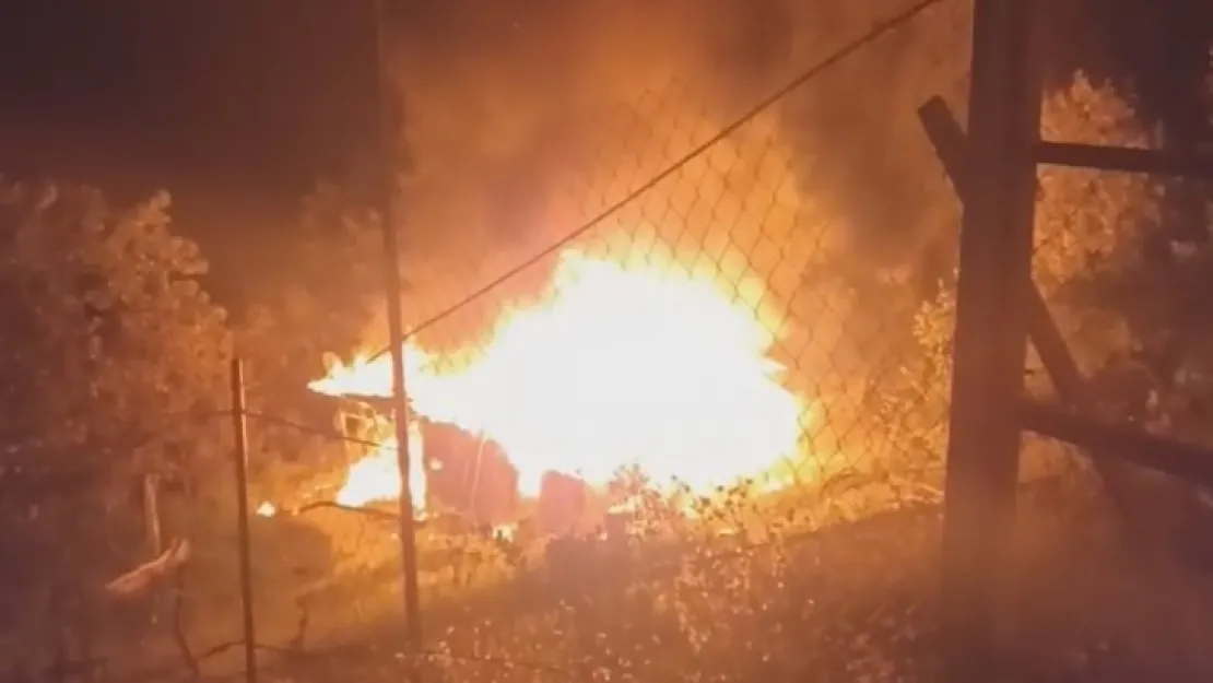 Kocaeli'de prefabrik ev alev alev yandı