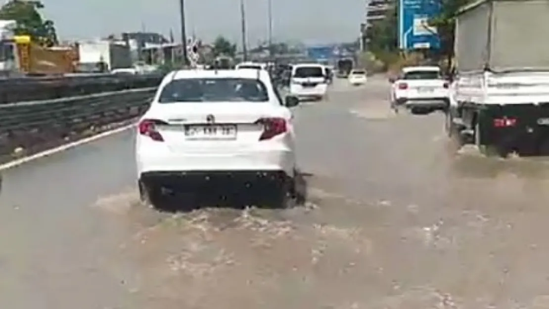 Kocaeli'de sağanak yağış sonrası kanallar taştı