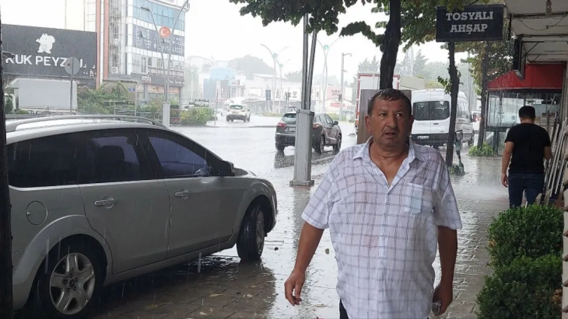 Sağanak hayatı olumsuz etkiledi, caddeler sular altında kaldı